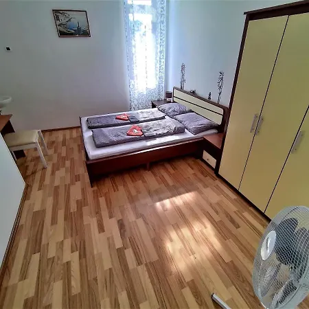 Emi بيت شباب Bašanija